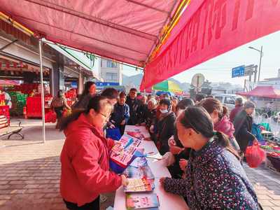 基長(zhǎng)鎮(zhèn)普法進(jìn)集市 法律‘干貨’惠萬(wàn)家，社會(huì)經(jīng)濟(jì)咨詢(xún)助力民生